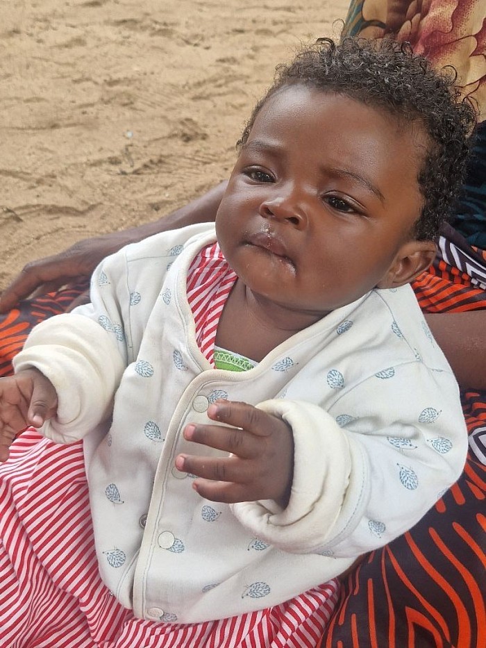 Questa e' Africa  questi i loro bambini senza mangiare senza acqua senza corrente elettrica.......